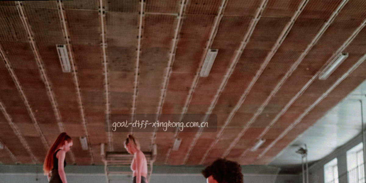 深空蓝背景上的稀疏星点与等距网格线抽象纹理